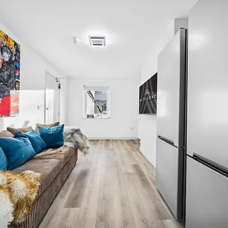 Cheap & Stylish Single - Shared House In By Altoluxo Short Lets & Serviced With Free Wifi And Parking *