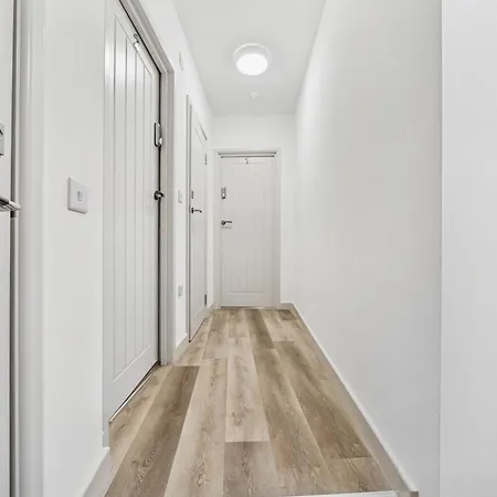 Cheap & Stylish Single - Shared House In By Altoluxo Short Lets & Serviced With Free Wifi And Parking