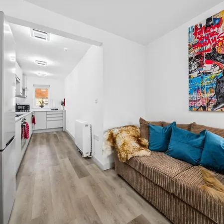 Апартаменты Cheap & Stylish Single - Shared House In By Altoluxo Short Lets & Serviced With Free Wifi And Parking