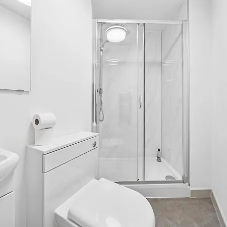 Cheap & Stylish Single - Shared House In By Altoluxo Short Lets & Serviced With Free Wifi And Parking *
